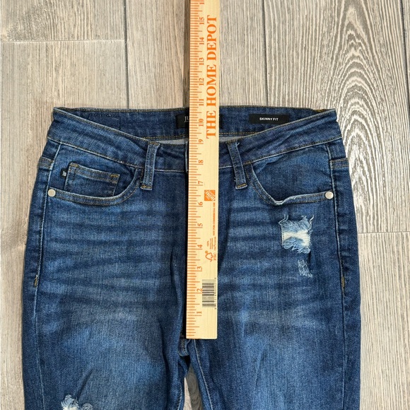 Judy Blue Jeans 5/26 Mid-Rise Skinny Asymmetrical Cuff Distressed Dark Wash - Picture 4 of 10